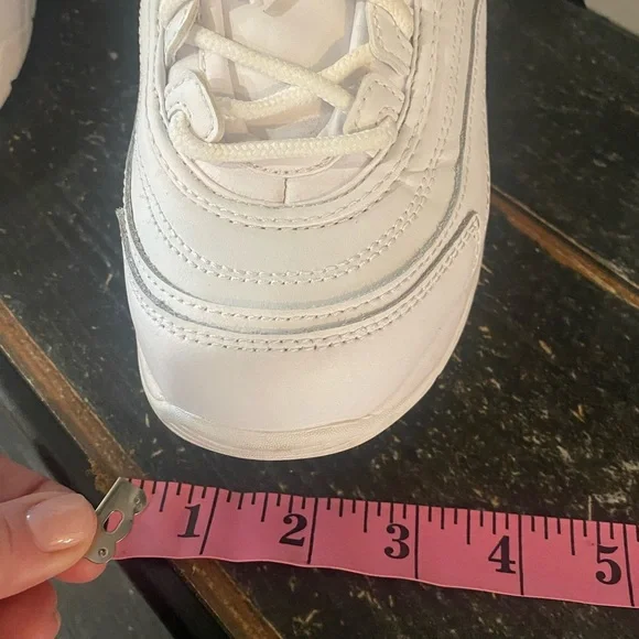 🇺🇸FILA sneakers- unisex but womens sizing! ✨EUC✨used for an outdoor photo … - Picture 8 of 12